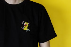 Czarny t-shirt z haftowaną grafiką na klatce piersiowej po lewej stronie