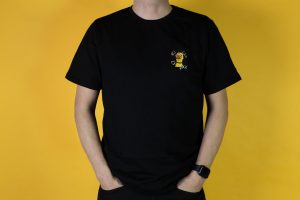 Czarny t-shirt z haftowaną grafiką na klatce piersiowej po lewej stronie