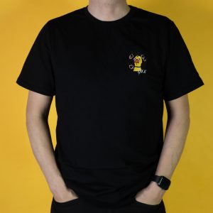 Czarny t-shirt z haftowaną grafiką na klatce piersiowej po lewej stronie